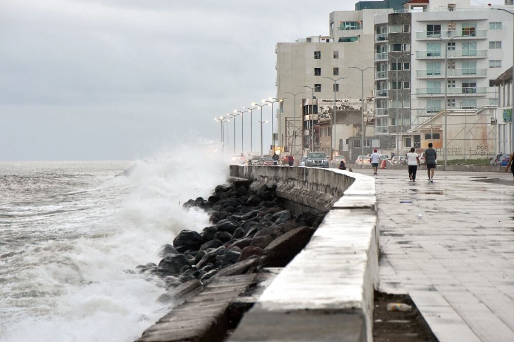 Autoridades estatales indican que Katia tocará la costa veracruzana hoy, entre Tamiahua y Palma Sola. Se espera que aumente el potencial de lluvias y tormentas en la zona centro y norte de la entidad (PATRICIA MORALES. EL UNIVERSAL)