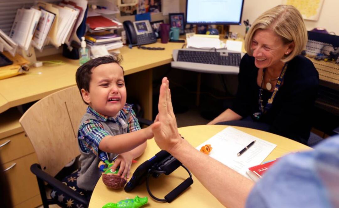 Grant Hasse llora mientras estrecha la mano del doctor Glenn Green. Foto: AP