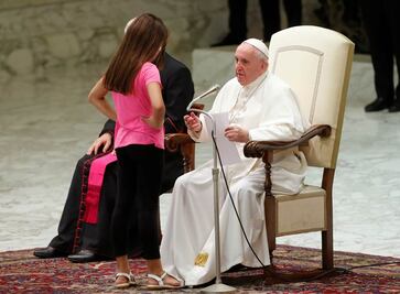 Niña interrumpe audiencia papal y le roba protagonismo a Francisco