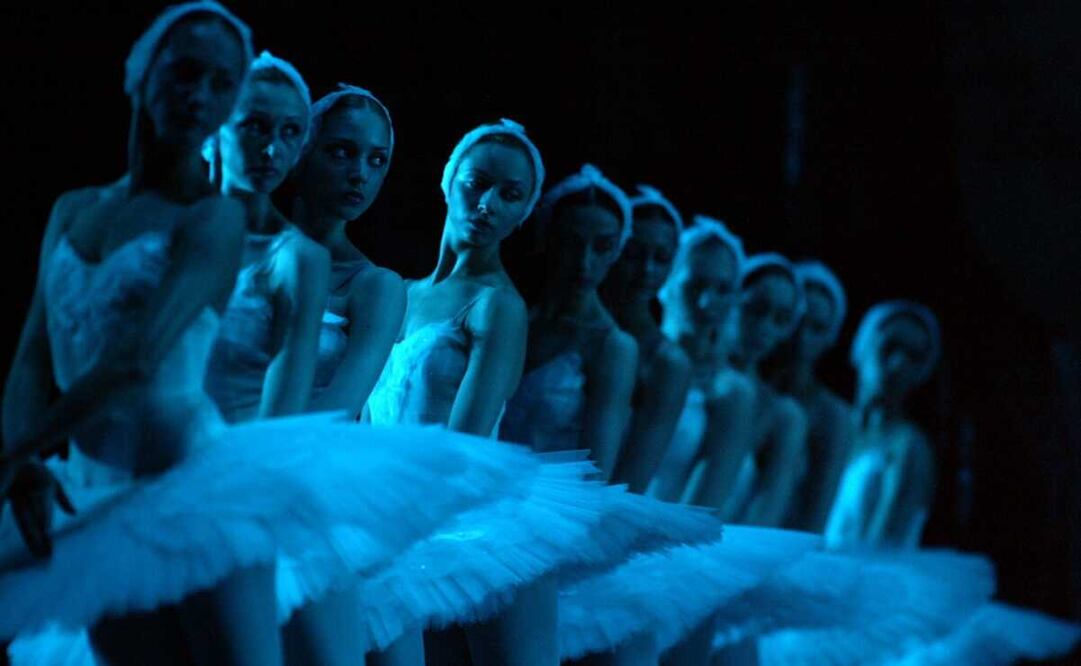 Bailarinas del Bolshoi ejecutando el "Lago de los Cisnes". Foto: AP/ John D McHugh, archivo