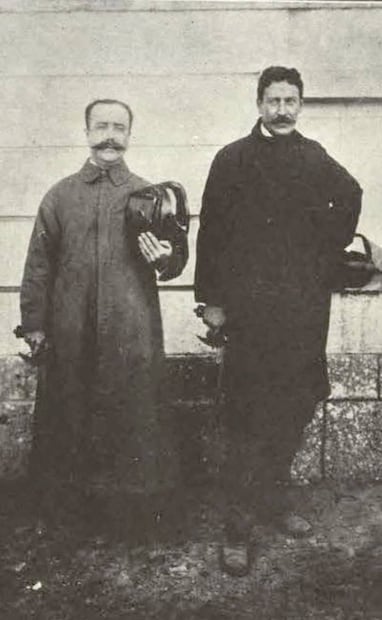 Dos participantes de una exhibición de tiro con pistola y esgrima posan en Chapultepec en 1908. Tomada de “El Mundo Ilustrado”. Col. Carlos Villasana.