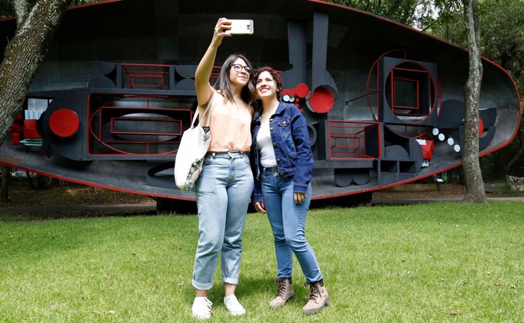 Los museos, sus programas de exposiciones  la relación con la sociedad son algunos de los temas que se deben actualizar. En la imagen, dos jóvenes en el Museo de Arte Moderno. Foto: Agustín Salinas / EL UNIVERSAL