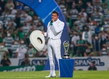 Pablo Montero se equivoca al entonar el Himno Nacional en la final de Santos vs Cruz Azul