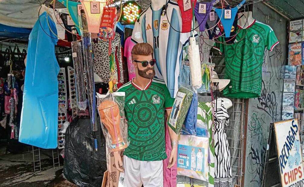 En puestos semifijos de la capital se puede adquirir el clon de la playera de la Selección Mexicana. Foto: Gabriel Pano/ El Universal