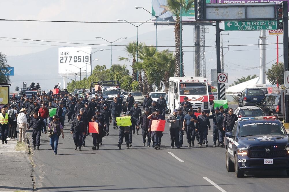 Los oficiales marcharon cerca de cuatro horas. Una comisión se dirigió a la Casa de Gobierno; la otra a la sede del Poder Legislativo (ARMANDO SOLÍS. EL UNIVERSAL)