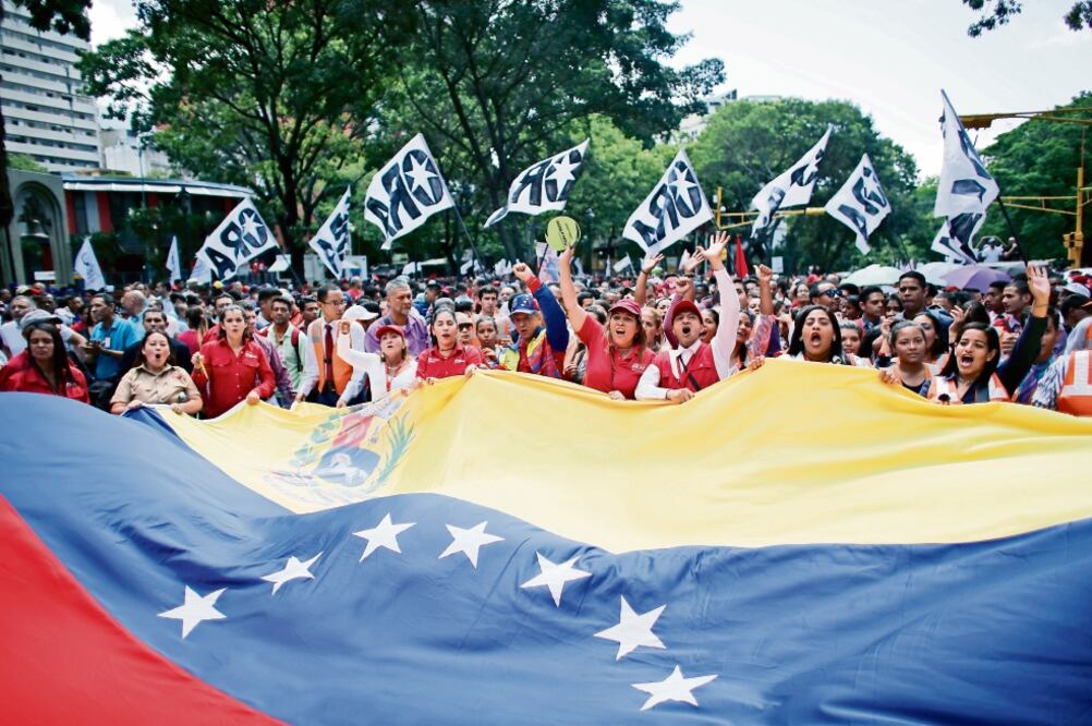 Partidarios del presidente Nicolás Maduro, marcharon hacia el palacio presidencial de Miraflores, en Caracas, para expresar su apoyo al mandatario.(ARIANA CUBILLOS. AP)