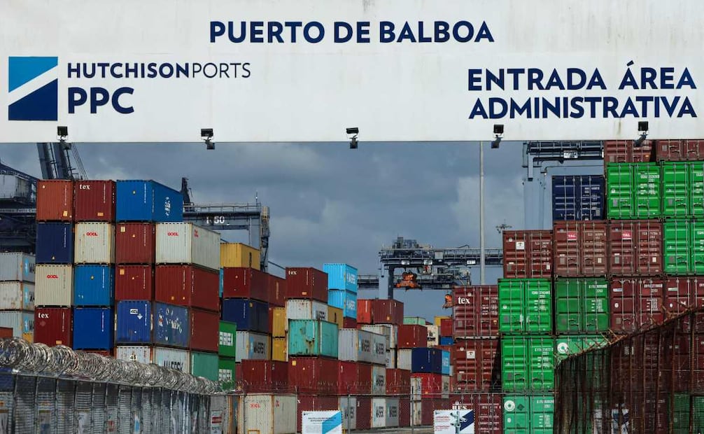 Contenedores de carga almacenados en el puerto de Balboa, Ciudad de Panamá, el 12 de febrero de 2026. El conglomerado CK Hutchison, con sede en Hong Kong, advirtió el 12 de febrero sobre posibles acciones legales contra la danesa Maersk y otras empresas por la anulación de su contrato para operar dos puertos en el Canal de Panamá. Foto: AFP