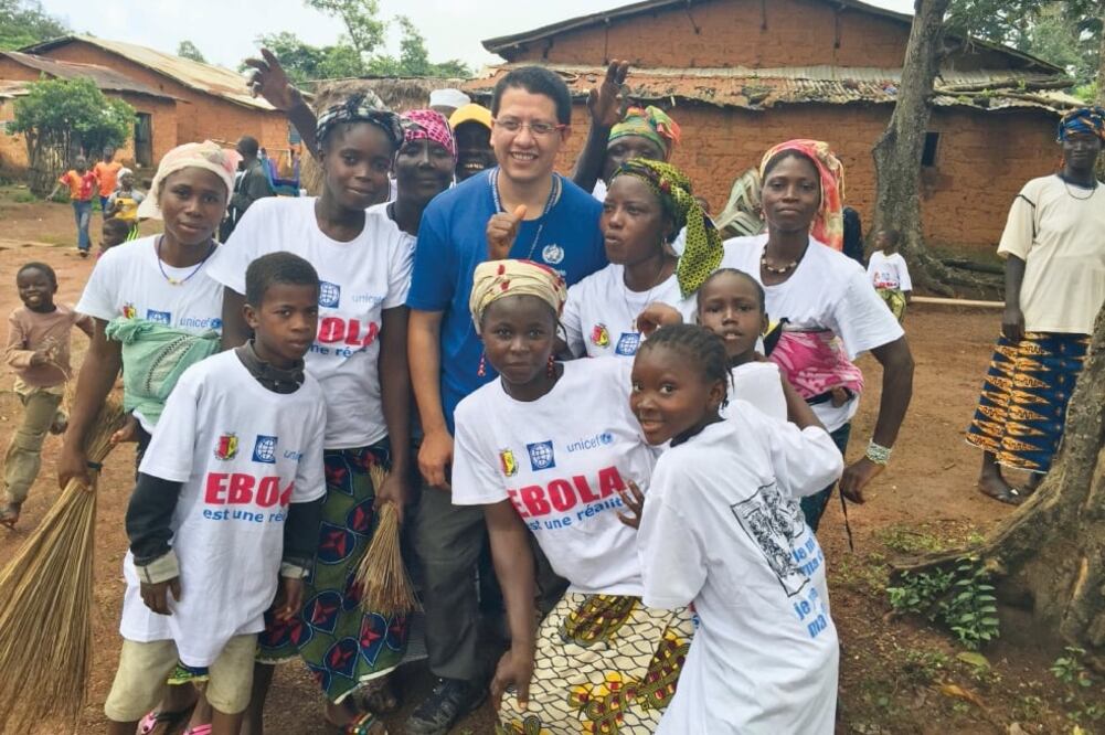 José Antonio Delgado, en Guinea, donde estuvo en 2015 para luchar contra la epidemia del ébola, pese al miedo al contagio (CORTESÍA JOSÉ ANTONIO DELGADO)