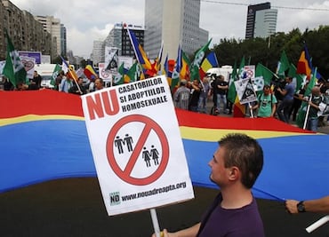 Rumania dividida vota por prohibir matrimonio igualitario