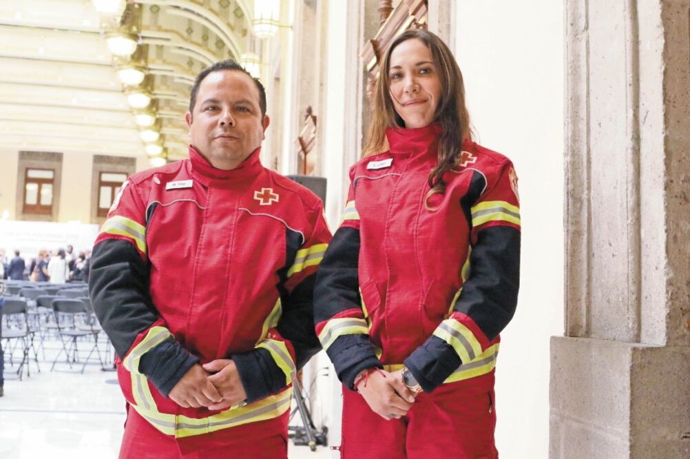 Martín Cruz y Leslie Padilla, voluntarios de la Cruz Roja Mexicana, aseguran que su intención siempre ha sido ayudar a los demás. Foto: CARLOS MEJÍA. EL UNIVERSAL