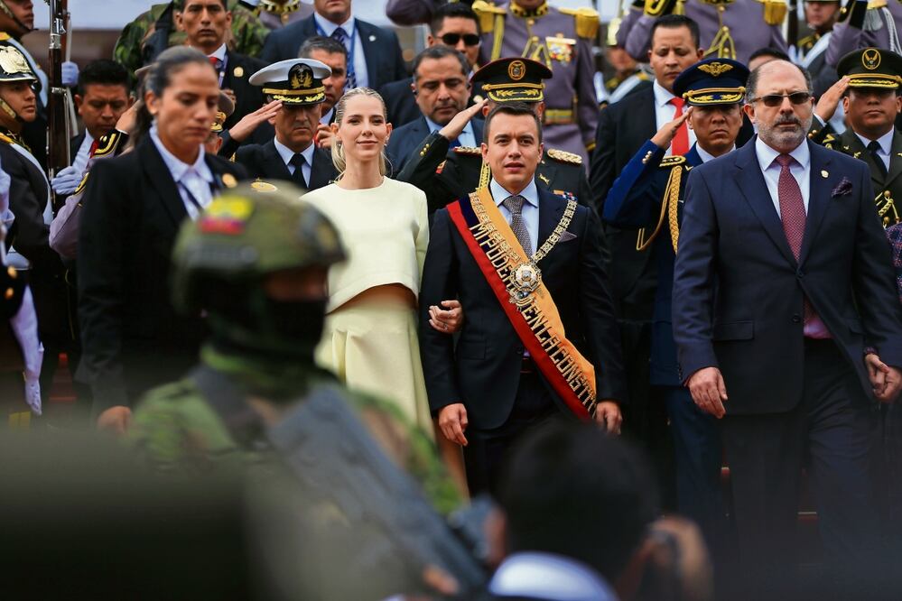 El presidente de Ecuador, Daniel Noboa (cen.), acompañado de su esposa, Lavinia Valbonesi Acosta (a su lado), en Quito. Foto: EFE