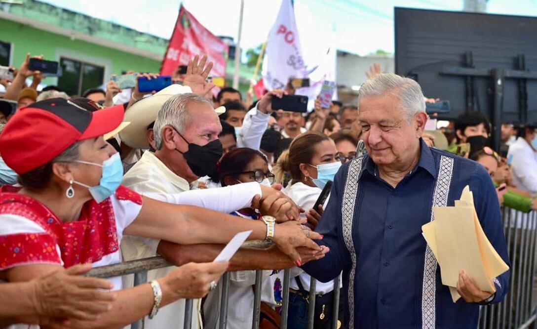López Obrador afirmó que en el gobierno federal no trabajan ocho, sino 16 horas diarias para que “nos rinda al doble el tiempo”. Foto: cortesía Presidencia