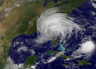 Huracán "José", de categoría 1, se debilita en su rumbo al este