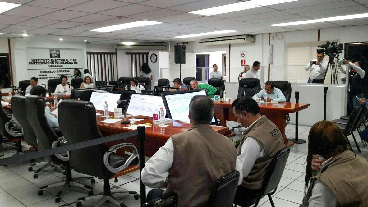 Aspectos de la sesión del Instituto Electoral y Participación Ciudadana en Tabasco. (Foto: Luma López)