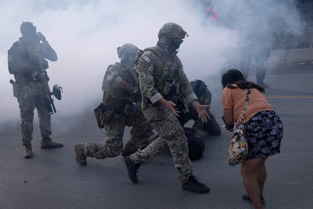 El gas lacrimógeno impregna el aire tras ser utilizado por agentes federales del orden público, quienes se enfrentaban a miembros de la comunidad y activistas por, según se informa, disparar a una mujer en el barrio de Brighton Park el 4 de octubre de 2025 en Broadview, Illinois. Foto: AFP