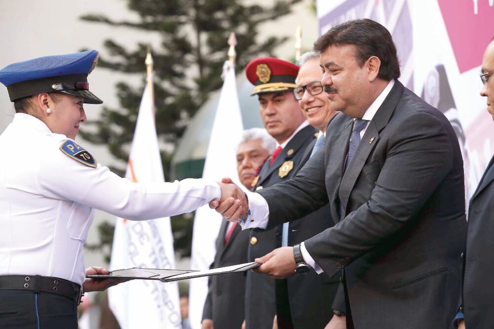 Los titulares de la SSP, Hiram Almeida, y del Metro, Jorge Gaviño, dieron reconocimientos a policías y vigilantes del sistema de transporte. (JUAN CARLOS REYES. EL UNIVERSAL)