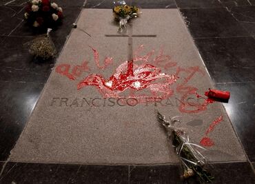 Arrestan a artista por pintar en el mausoleo de Francisco Franco