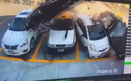 "Auto volador" sale disparado e impacta a cuatro vehículos en Nuevo León