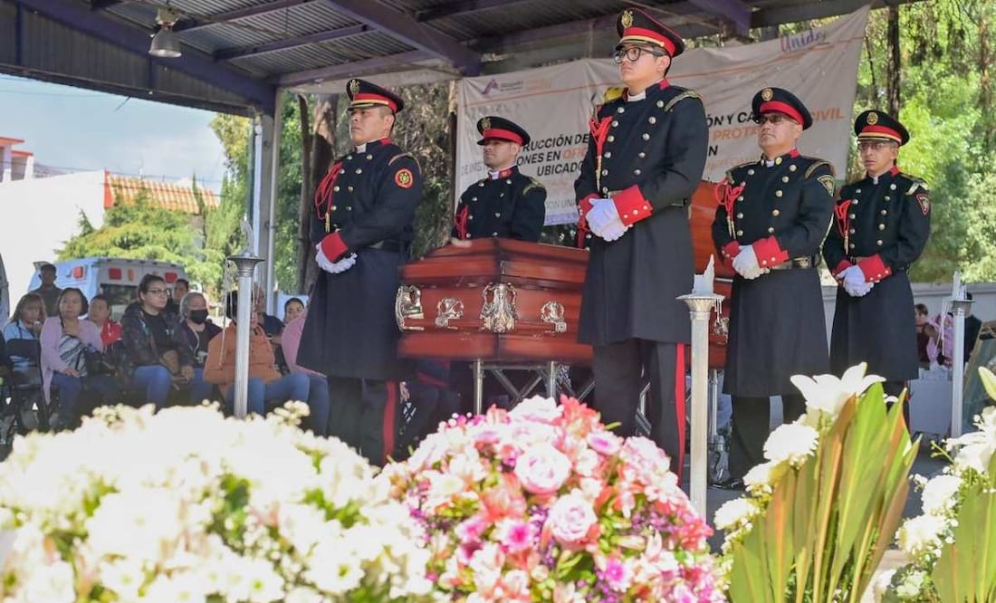 Oficiales y autoridades montan Guardia de Honor por el bombero fallecido David Fabricio Santamaría de Jesús. Foto: Especial