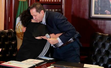 Entregan 300 mil pesos a mexiquense deportada de EU