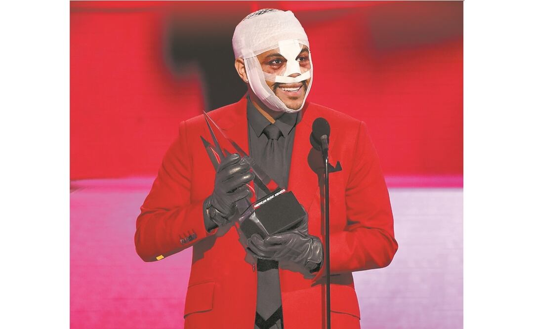 El canadiense apareció con su rostro con moretones, que es parte del concepto de su último disco, After hours. Triunfó con su canción “Hearthless”. FOTOS: AGENCIAS