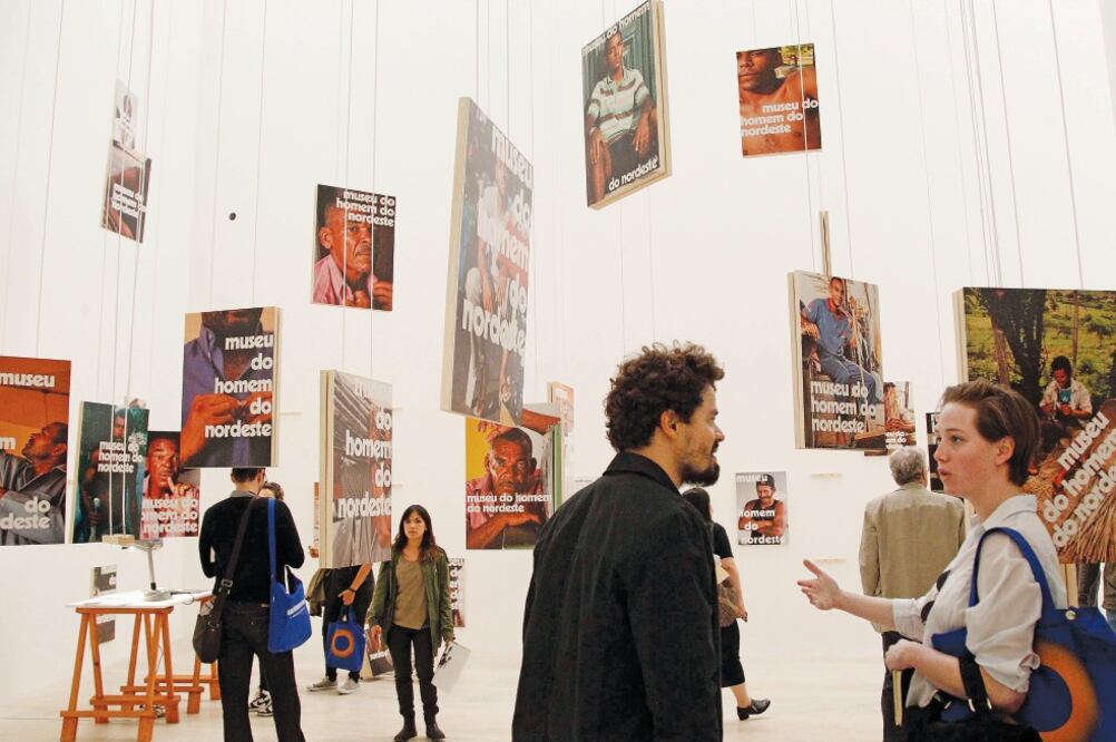 'Carteles para el Museo del Hombre del Nordeste', de Jonathas de Andrade, 77 impresiones montadas sobre paneles de acrílico (ARIEL OJEDA. EL UNIVERSAL)
