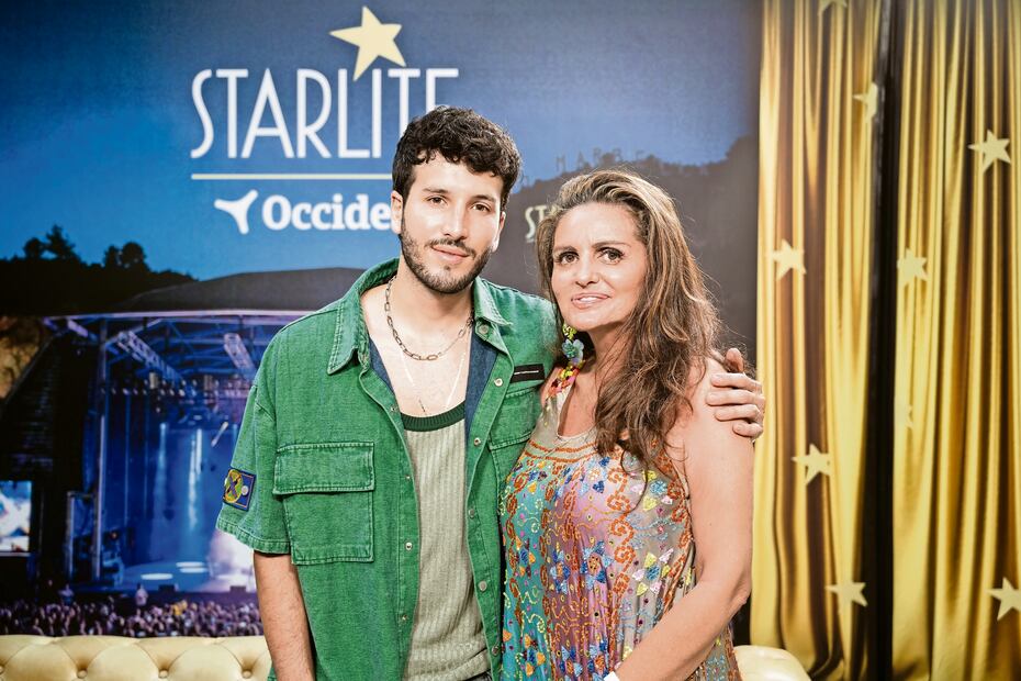 Sebastián Yatra con Sandra García, directora del Festival. Foto: Festival Starlite Occident