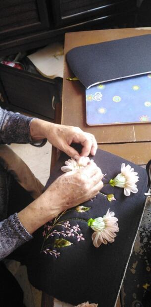 Gonzala, de 77 años, solo estudió la primaria; ahora aprovecha las clases virtuales para aprender