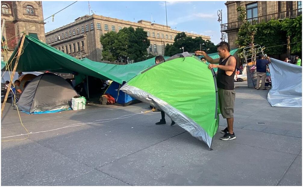 Maestros de la CNTE que mantenían un plantón en el zócalo, comienzan a retirar sus casas de campaña. Foto: Valente Rosas/EL UNIVERSAL