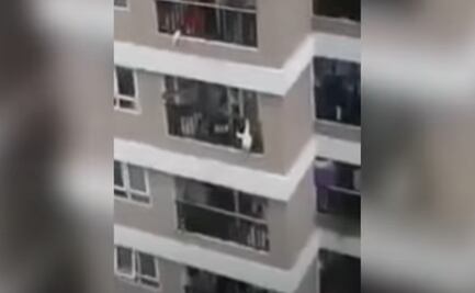 Niña cae de una altura de 12 pisos en Vietnam; captan cómo es salvada por un repartidor