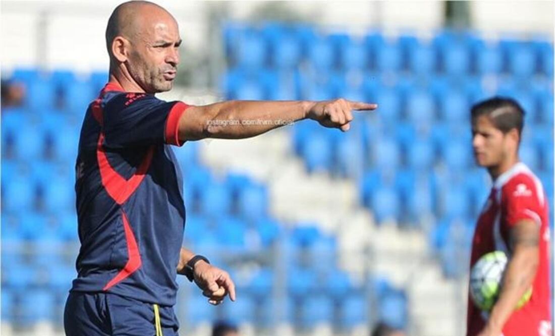 He appreciates the kind words from Guillermo Cantú. (Photo: Courtesy of Femexfut: rayovallecano.is)