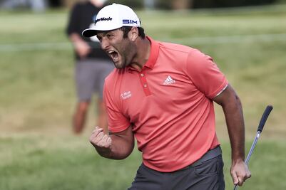 Jon Rahm vence a Dustin Johnson en duelo de putts