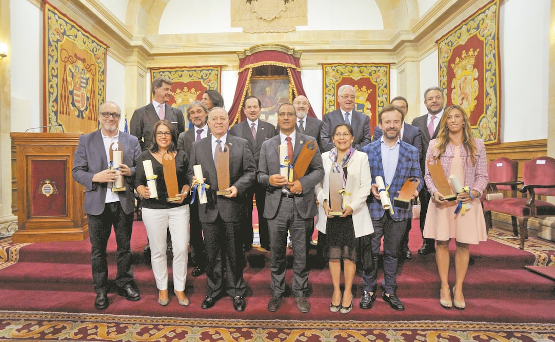 El Licenciado Juan Francisco Ealy Ortiz, Presidente Ejecutivo y del Consejo de Administración de EL UNIVERSAL (al centro), durante la ceremonia en la que se entregó el Premio ASICOM. (FOTOS: ESPECIAL)