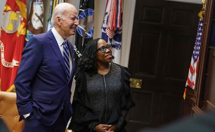 Ketanji Brown hace historia al convertirse en la primera mujer afroamericana en llegar a la Corte de EU