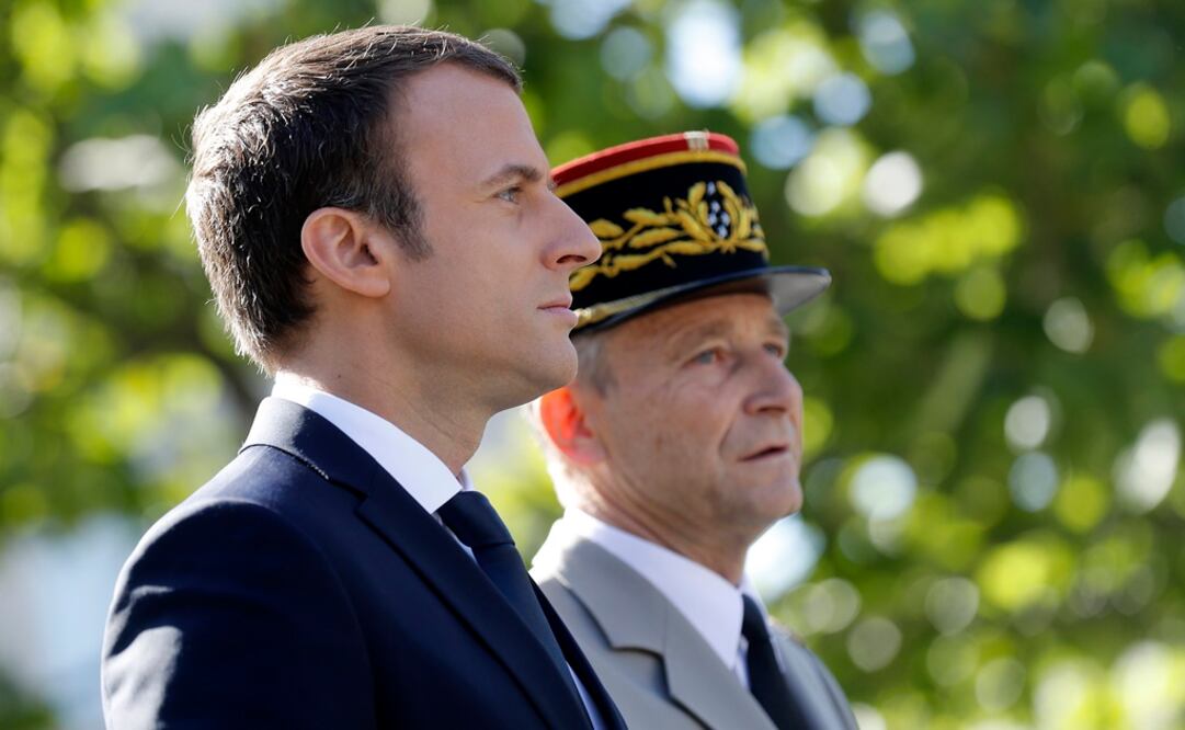 El jefe del Estado Mayor del Ejército, el general Pierre de Villiers, junto al presidente francés, Emmanuel Macron (Foto: AP)