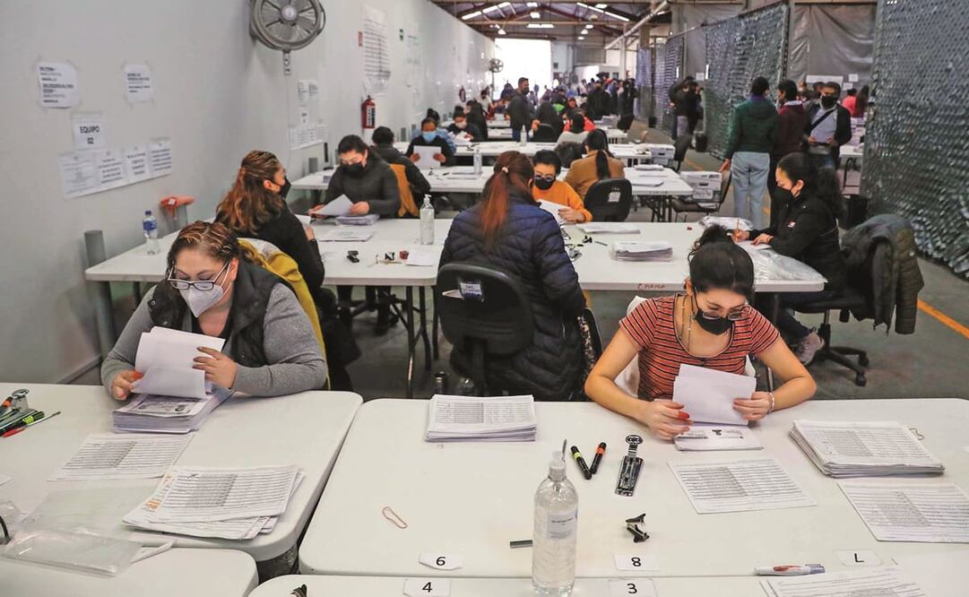 Personal del INE continúa validando las firmas recabadas para que se lleve a cabo la consulta de revocación de mandato impulsada por el presidente López Obrador. Foto: Diego Simón Sánchez. EL UNIVERSAL