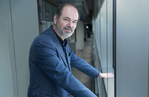 Humanidad se vuelve más tonta mientras la IA avanza: Juan Villoro