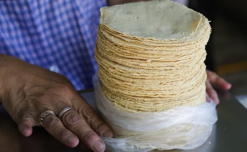 Una tortilla de mala calidad suele romperse. Foto: Carlos Mejía / EL UNIVERSAL