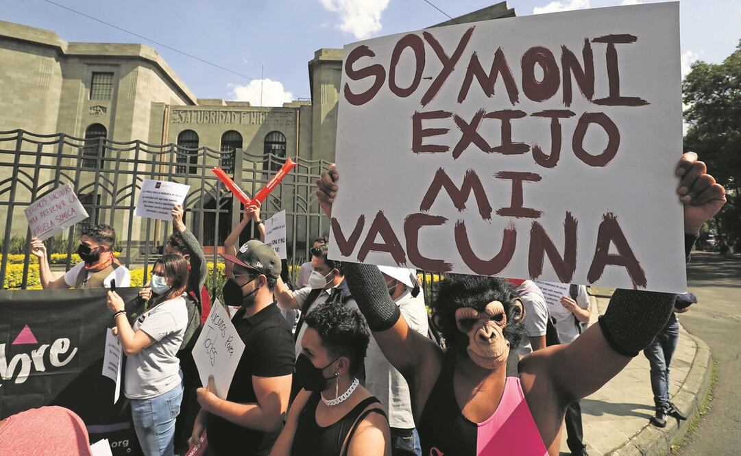 Asistentes a una manifestación para exigir vacunas contra la viruela del mono afuera de la Secretaría de Salud, en la Ciudad de México, en julio.
