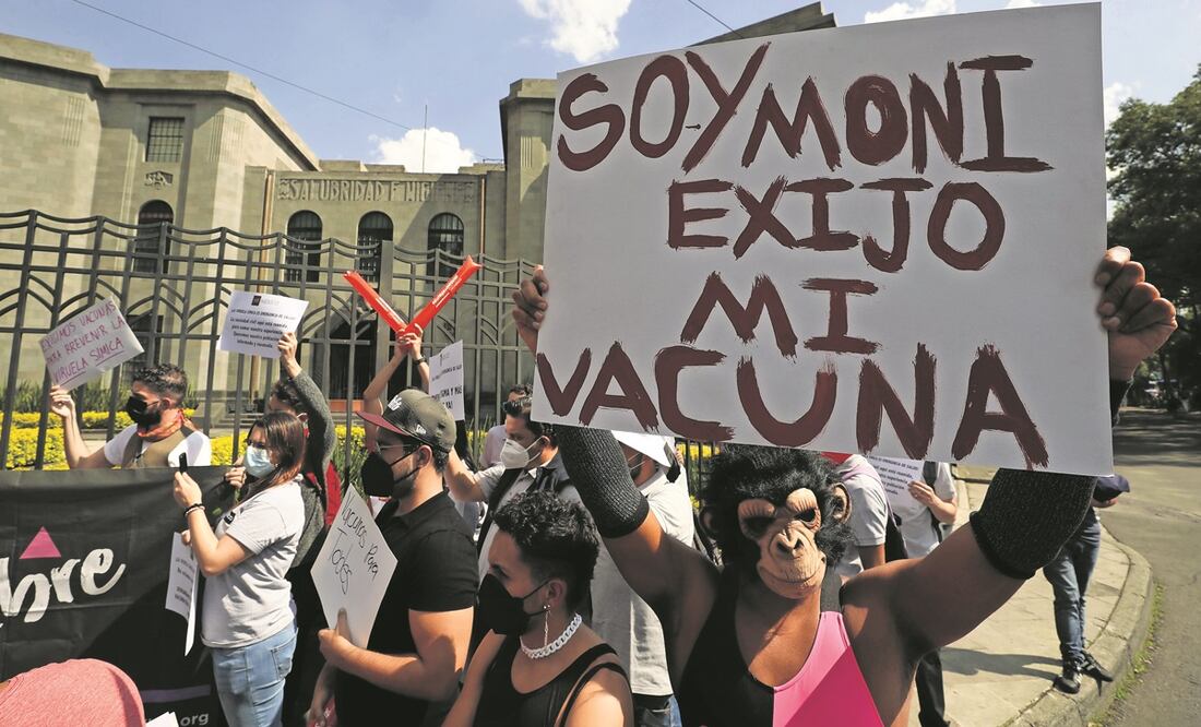 Asistentes a una manifestación para exigir vacunas contra la viruela del mono afuera de la Secretaría de Salud, en la Ciudad de México, en julio.