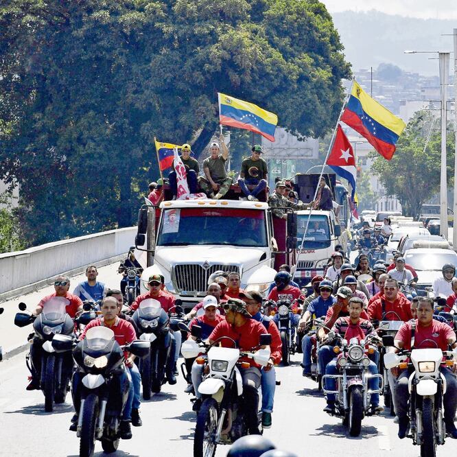 Partidarios de Nicolás Maduro participaron ayer en un mitin para apoyarlo, alrededor de la ciudad de Caracas, Venezuela. YURI CORTEZ. AFP