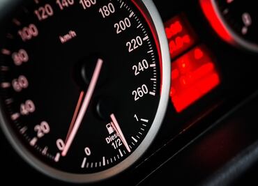 Niña de 12 años roba el auto de su padre y recorre 640 kilómetros para ir a su cita