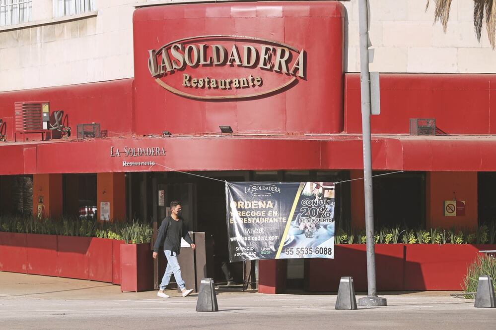 El apoyo emergente para el sector restaurantero, que redujo su operación por el semáforo rojo, consiste en 2 mil 200 pesos. Entre los beneficiarios están 32 oficios vinculados a la industria. Foto: VALENTE ROSAS. EL UNIVERSAL