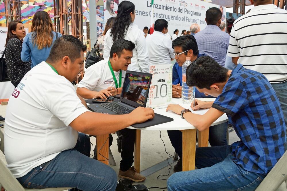 Al cerrar JCF la inscripción abierta en línea para jóvenes a mediados de 2022, se pudo haber facilitado el clientelismo político, opinan expertos. Foto: Archivo | El Universal