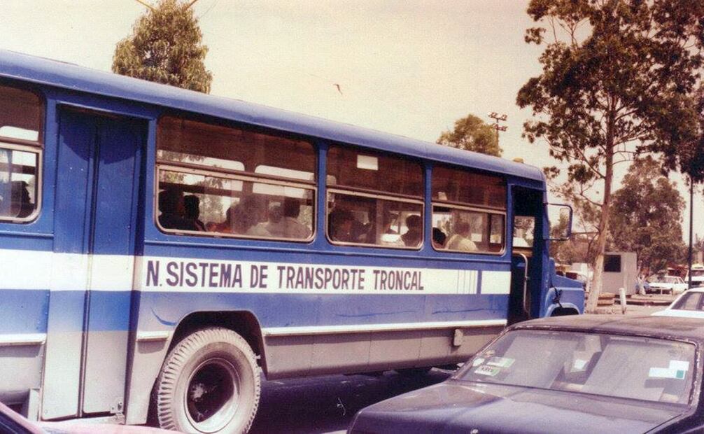 Un autobús del Sistema de Transporte Troncal en la década de los ochenta. Esta empresa daba servicio en los municipios conurbados del Estado de México, y debido a su color, las unidades eran conocidas como "pitufos". Imagen: CIDNE NEZA.