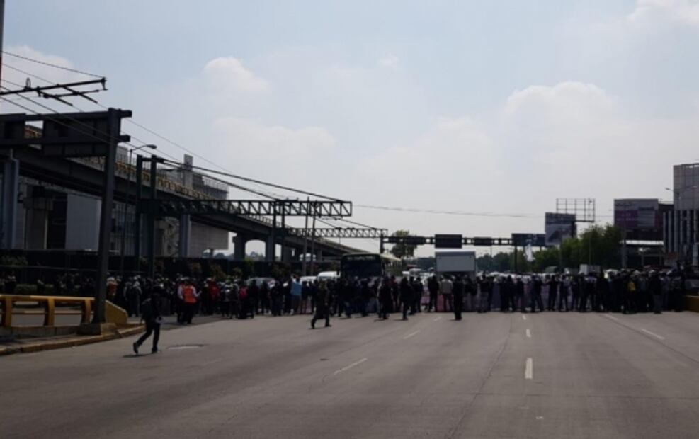 Vuelven policías federales a bloquear entrada al AICM