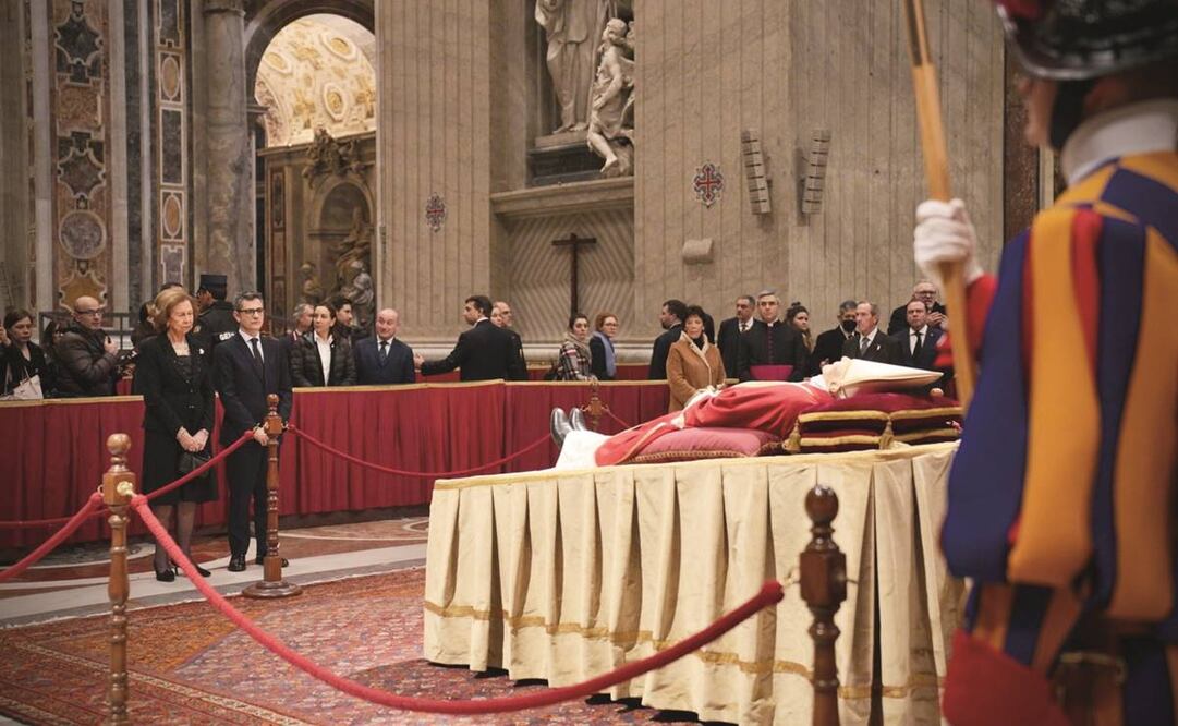 La reina emérita de España, doña Sofía, y el ministro de la Presidencia, Félix Bolaños, ayer en la capilla ardiente del papa emérito Benedicto XVI en el Vaticano. El funeral tendrá lugar hoy.