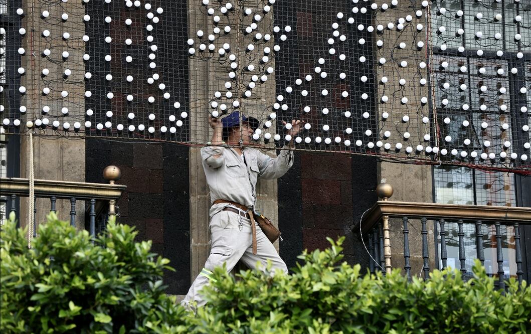 A casi un mes de las fiestas patrias, personal de la Secretaría de Obras y Servicios comenzó la instalación del alumbrado rumbo al 15 de septiembre en los edificios del Zócalo de la Ciudad de México, el 18 de agosto de 2025. Foto: Valente Rosas/EL UNIVERSAL