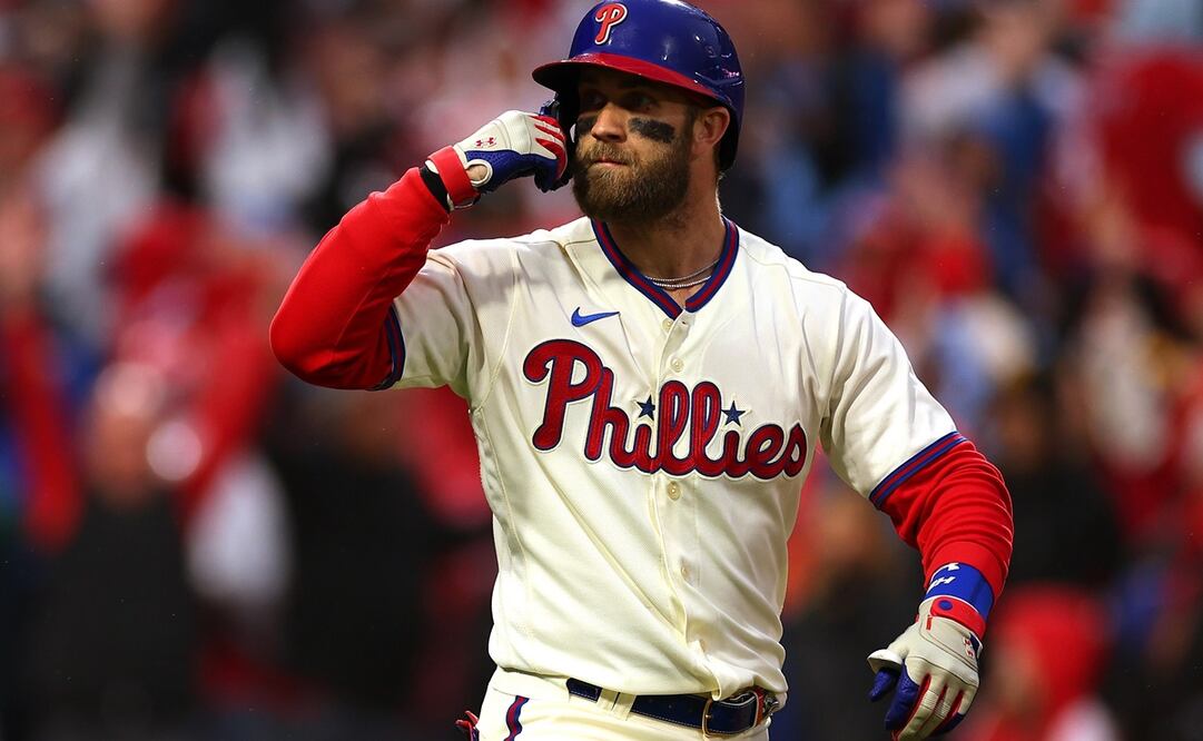 Bryce Harper festejando el cuadrangular que les dio el triunfo frente a San Diego / Foto: AFP