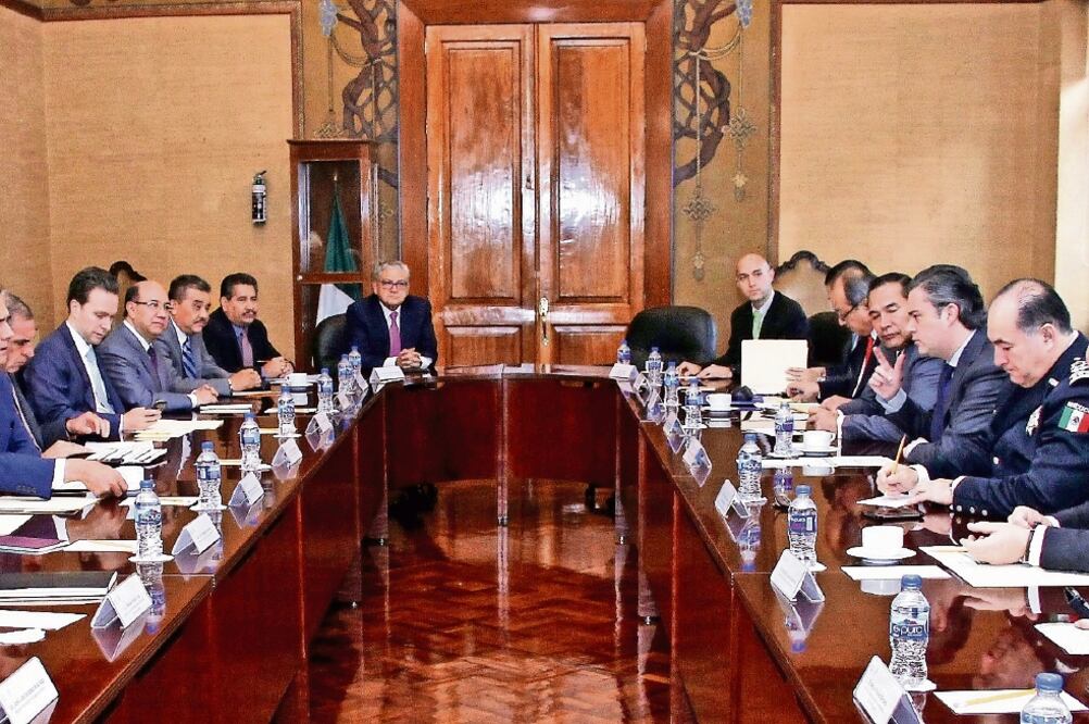 El secretario de Educación Pública, Aurelio Nuño Mayer, junto con mandos de la Policía Federal, se reunió con los gobernadores de Oaxaca, Gabino Cué; Chiapas, Manuel Velasco, y Michoacán, Silvano Aureoles (ESPECIAL)